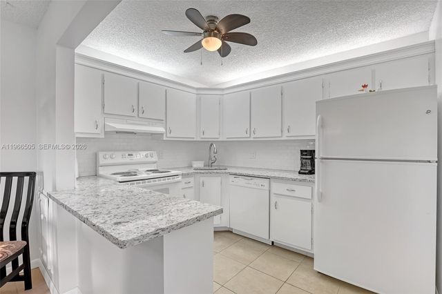 337 Pine Ridge Cir D-2, Green Acres, FL 33463