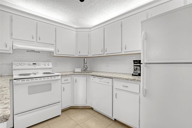 337 Pine Ridge Cir D-2, Green Acres, FL 33463