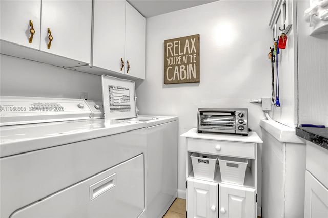 337 Pine Ridge Cir D-2, Green Acres, FL 33463