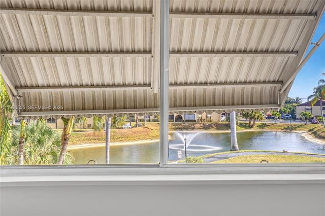 337 Pine Ridge Cir D-2, Green Acres, FL 33463