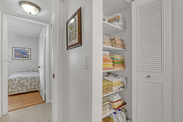 337 Pine Ridge Cir D-2, Green Acres, FL 33463