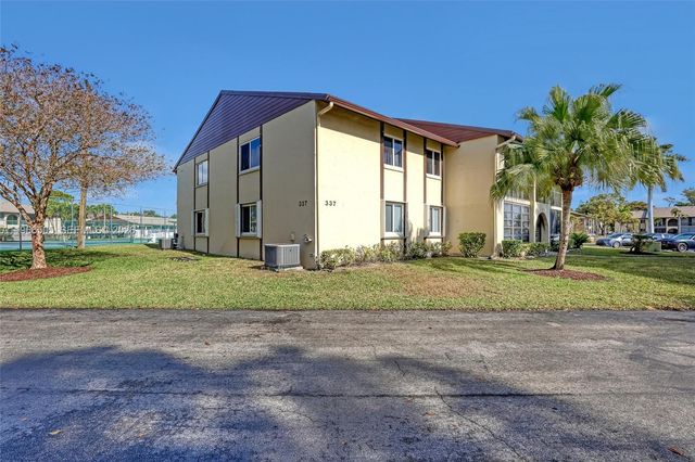 337 Pine Ridge Cir D-2, Green Acres, FL 33463