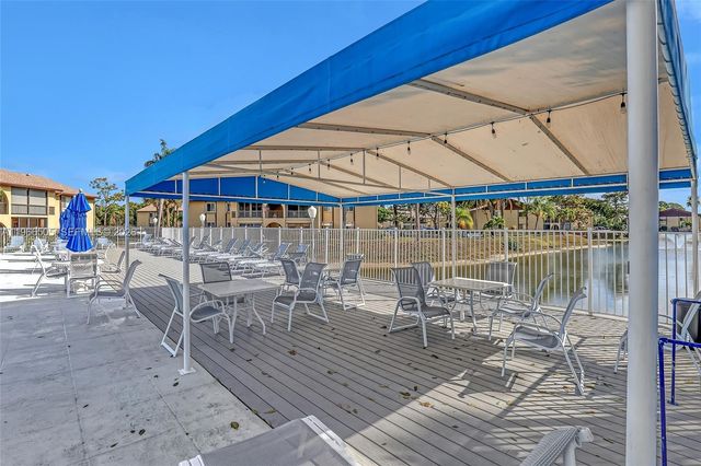 337 Pine Ridge Cir D-2, Green Acres, FL 33463