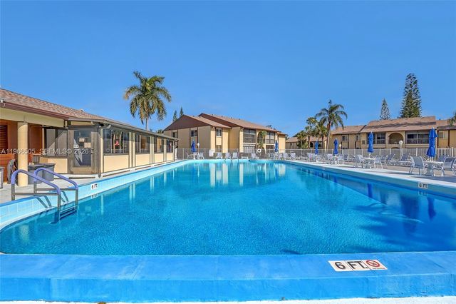 337 Pine Ridge Cir D-2, Green Acres, FL 33463