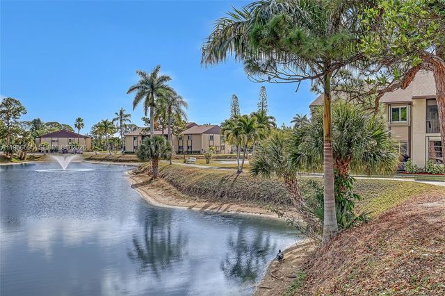 337 Pine Ridge Cir D-2, Green Acres, FL 33463