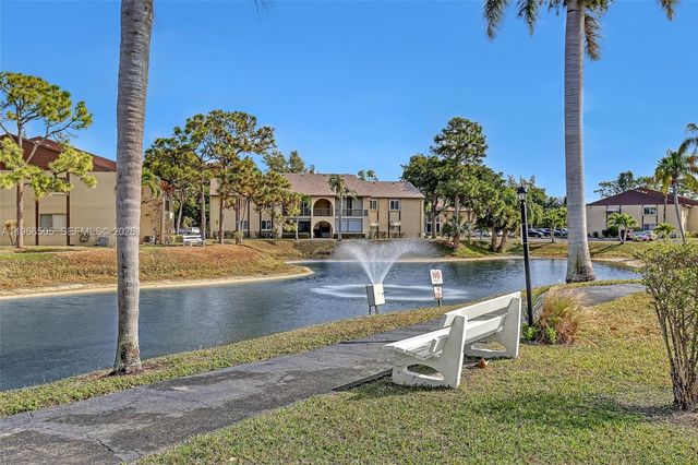 337 Pine Ridge Cir D-2, Green Acres, FL 33463