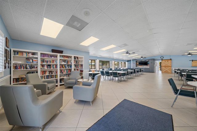 337 Pine Ridge Cir D-2, Green Acres, FL 33463