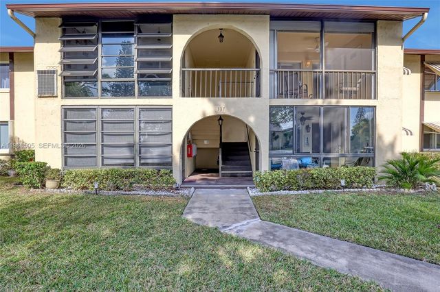 337 Pine Ridge Cir D-2, Green Acres, FL 33463