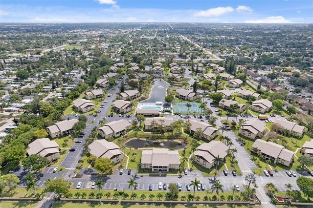 337 Pine Ridge Cir D-2, Green Acres, FL 33463