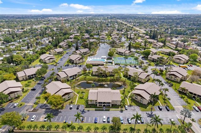 337 Pine Ridge Cir D-2, Green Acres, FL 33463