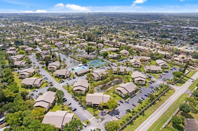 337 Pine Ridge Cir D-2, Green Acres, FL 33463