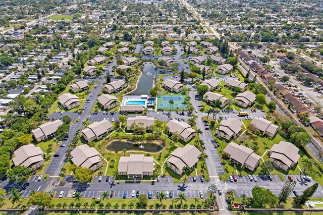 337 Pine Ridge Cir D-2, Green Acres, FL 33463