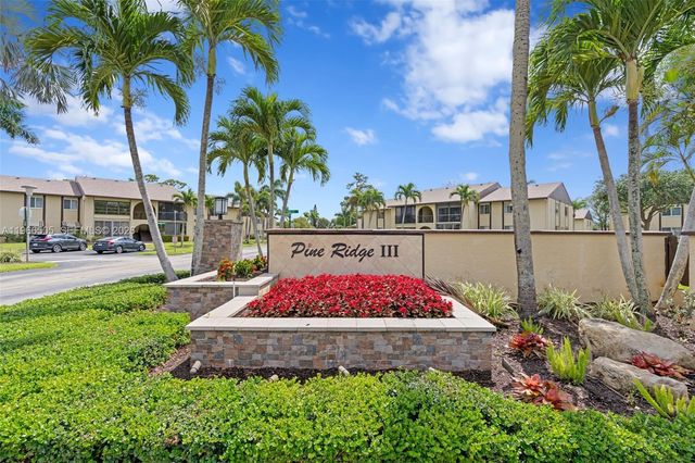 337 Pine Ridge Cir D-2, Green Acres, FL 33463