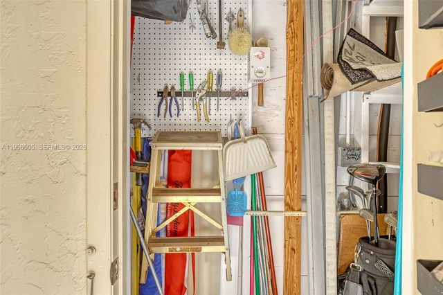 337 Pine Ridge Cir D-2, Green Acres, FL 33463