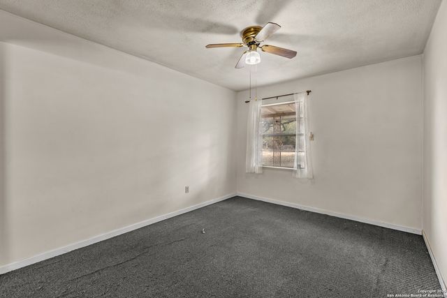 663 County Road 664, Devine, TX 78016