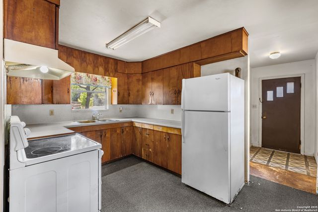 663 County Road 664, Devine, TX 78016