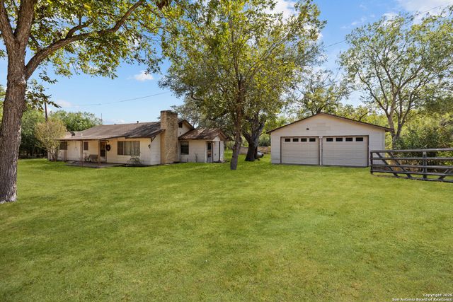 663 County Road 664, Devine, TX 78016