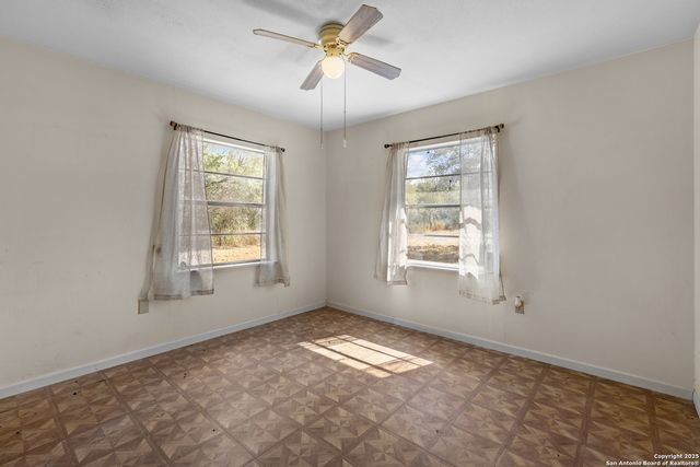 663 County Road 664, Devine, TX 78016