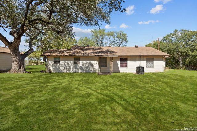 663 County Road 664, Devine, TX 78016