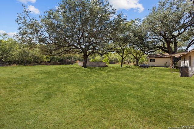 663 County Road 664, Devine, TX 78016