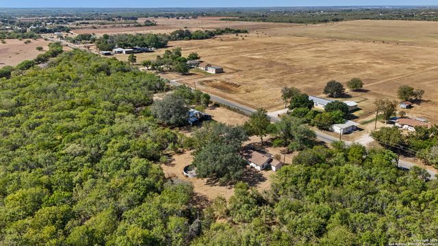 663 County Road 664, Devine, TX 78016