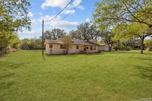 663 County Road 664, Devine, TX 78016