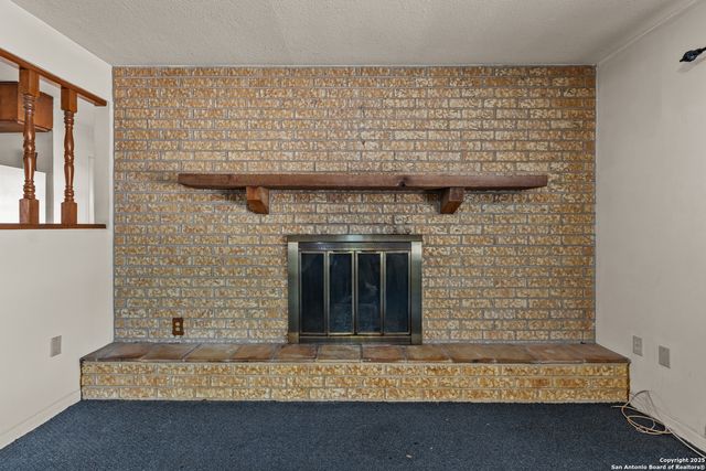 663 County Road 664, Devine, TX 78016