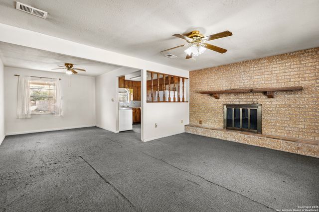 663 County Road 664, Devine, TX 78016