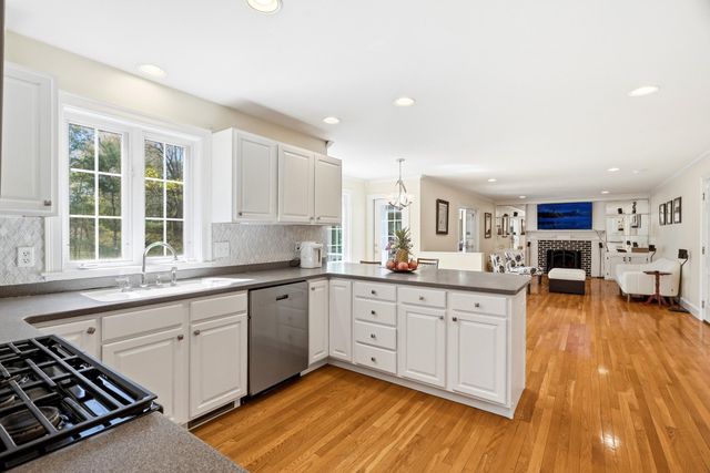 1 Village Ln, Littleton, MA 01460