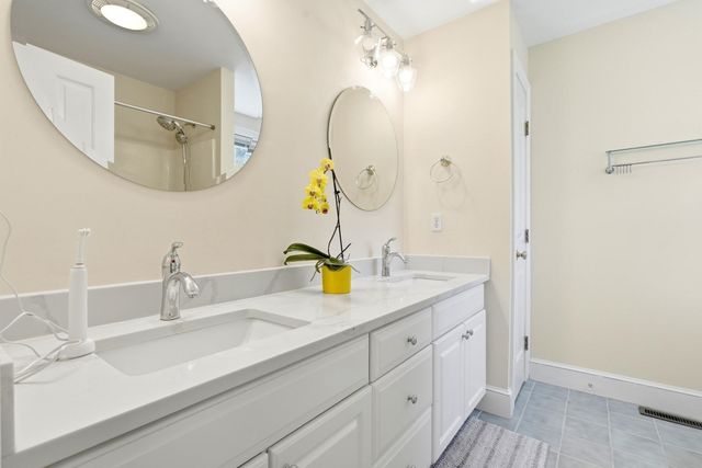 1 Village Ln, Littleton, MA 01460