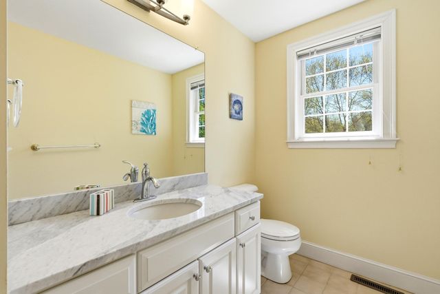 1 Village Ln, Littleton, MA 01460