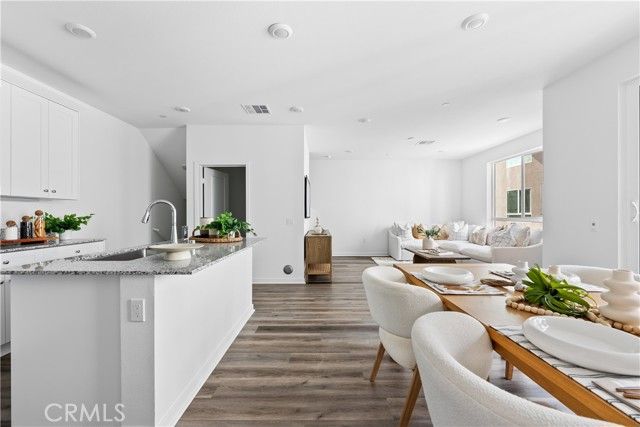 9429 N Sepulveda Blvd. 3, North Hills (los Angeles), CA 91343