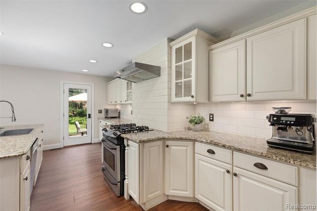 757 Foxhall Road, Bloomfield Hills, MI 48304