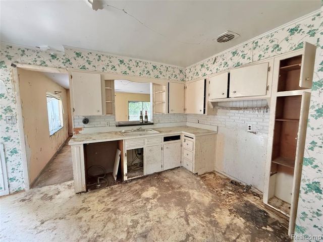 24645 Mcdonald Street, Dearborn Heights, MI 48125