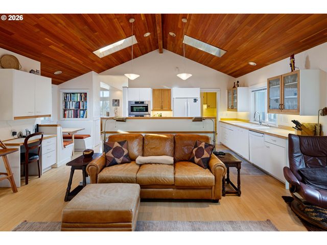 2634 SUNCREST Ave, Eugene, OR 97405