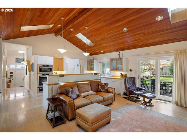 2634 SUNCREST Ave, Eugene, OR 97405