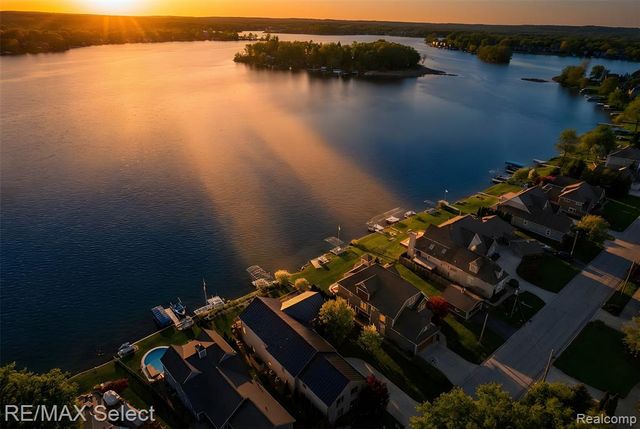 12363 Margaret Drive, Fenton, MI 48430