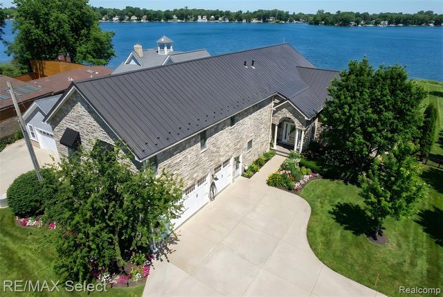 12363 Margaret Drive, Fenton, MI 48430