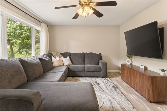 218 Oakwood Ln, Webster, NY 14580
