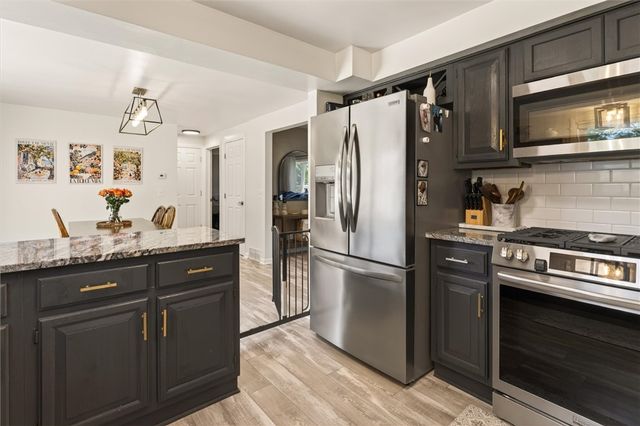 218 Oakwood Ln, Webster, NY 14580