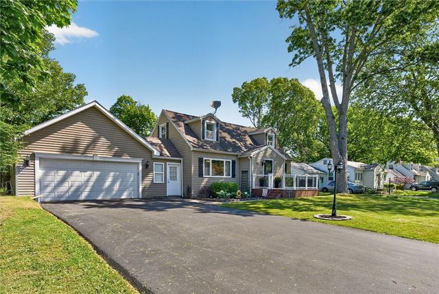 218 Oakwood Ln, Webster, NY 14580