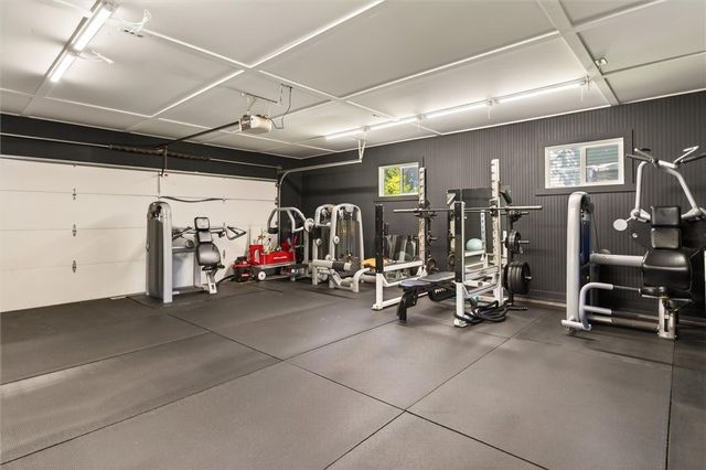218 Oakwood Ln, Webster, NY 14580