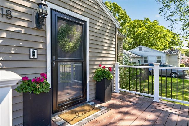 218 Oakwood Ln, Webster, NY 14580