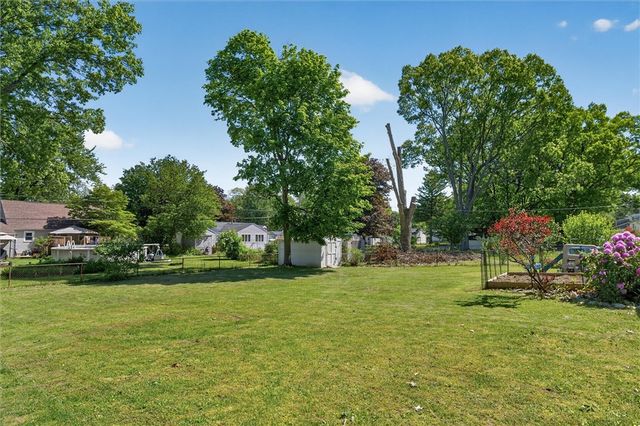 218 Oakwood Ln, Webster, NY 14580