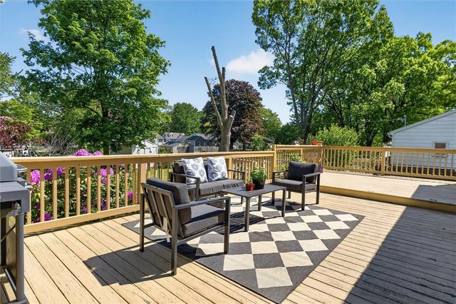 218 Oakwood Ln, Webster, NY 14580