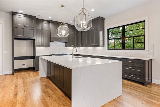 1039 NW A Street, Bentonville, AR 72712