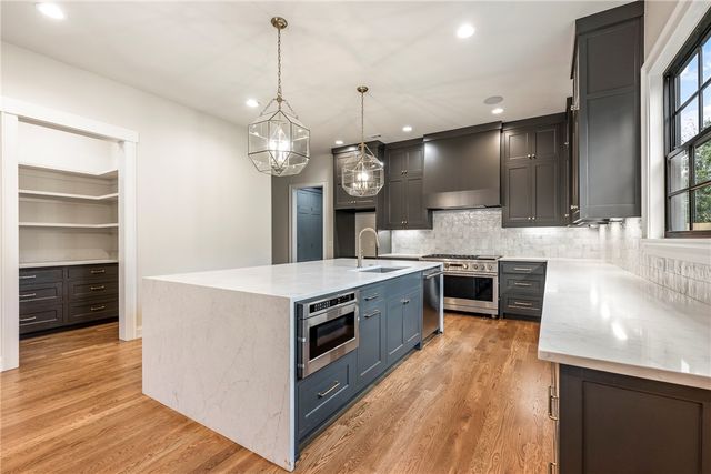 1039 NW A Street, Bentonville, AR 72712