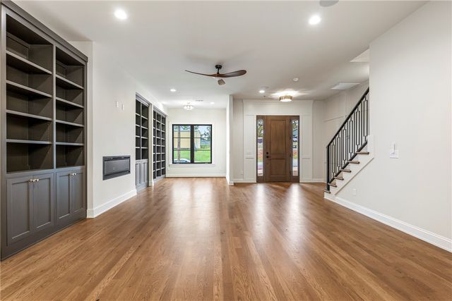 1039 NW A Street, Bentonville, AR 72712