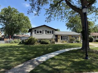 628 Ironwood Drive, Elk Grove Village, IL 60007