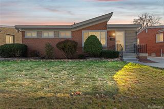 21430 Lakebreeze Street, St. Clair Shores, MI 48082